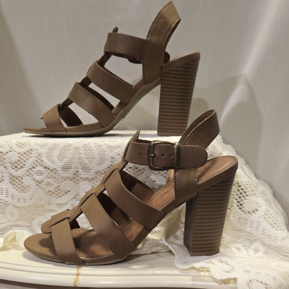 Womens NWOT Tan Block Heel Sandals with Strappy Design Size 7.5 M